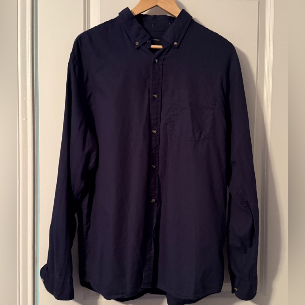 Banana Republic Soft Wash Indigo Button-Up Shirt, Size XL, EUC - Picture 2 of 2